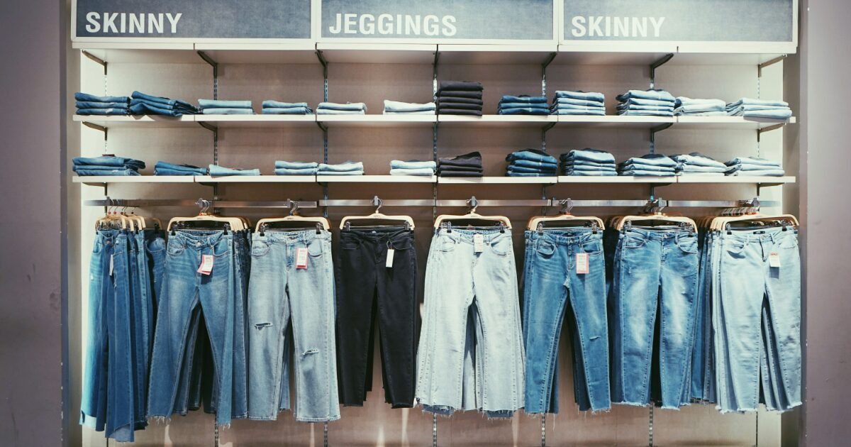 デニムジーンズ売り場のスキニーパンツとジェギンス