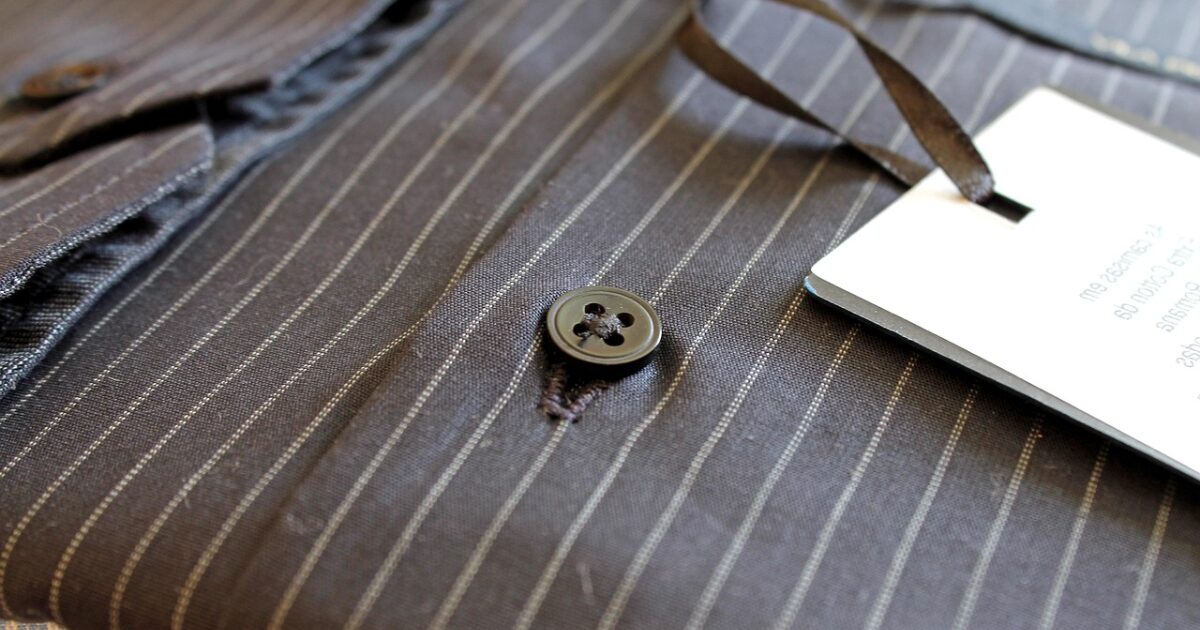 タグ付きのストライプ柄スーツ生地のクローズアップ