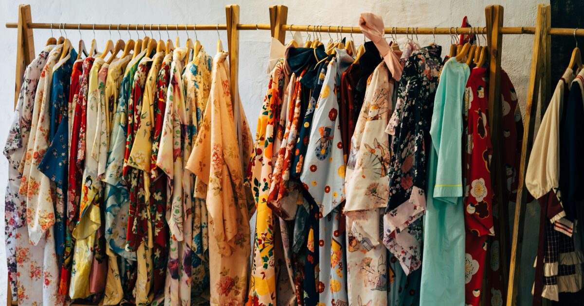 色とりどりの和柄着物が並ぶハンガーラック