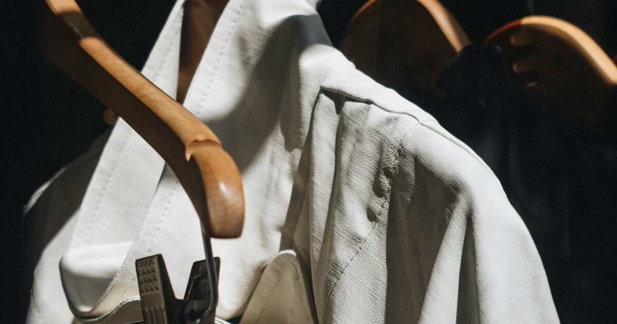白い和服がかかった木製ハンガー