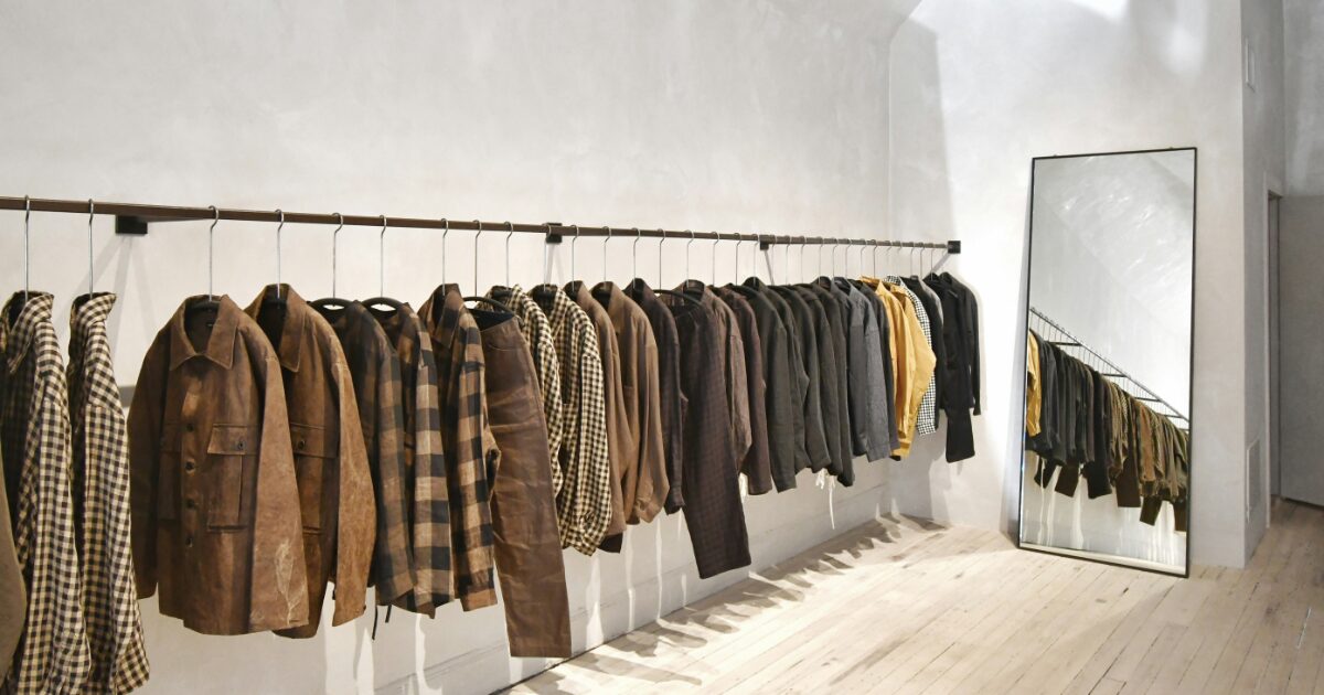 チェック柄や無地の秋冬ジャケットが並ぶセレクトショップ