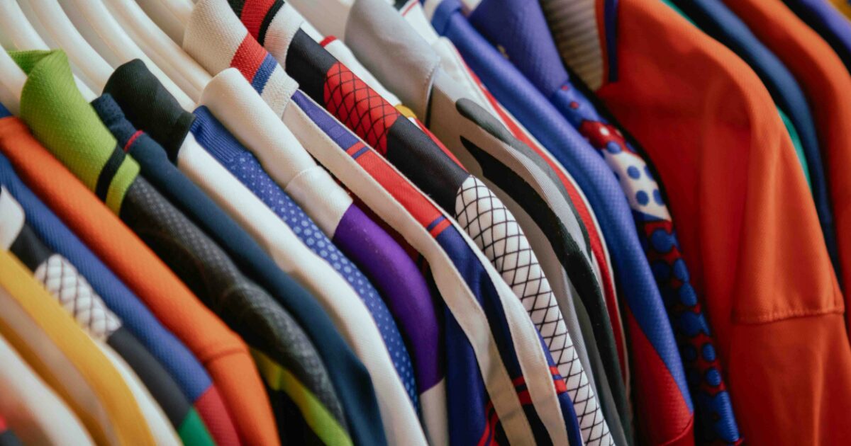 カラフルなスポーツウェアが並ぶハンガーラック
