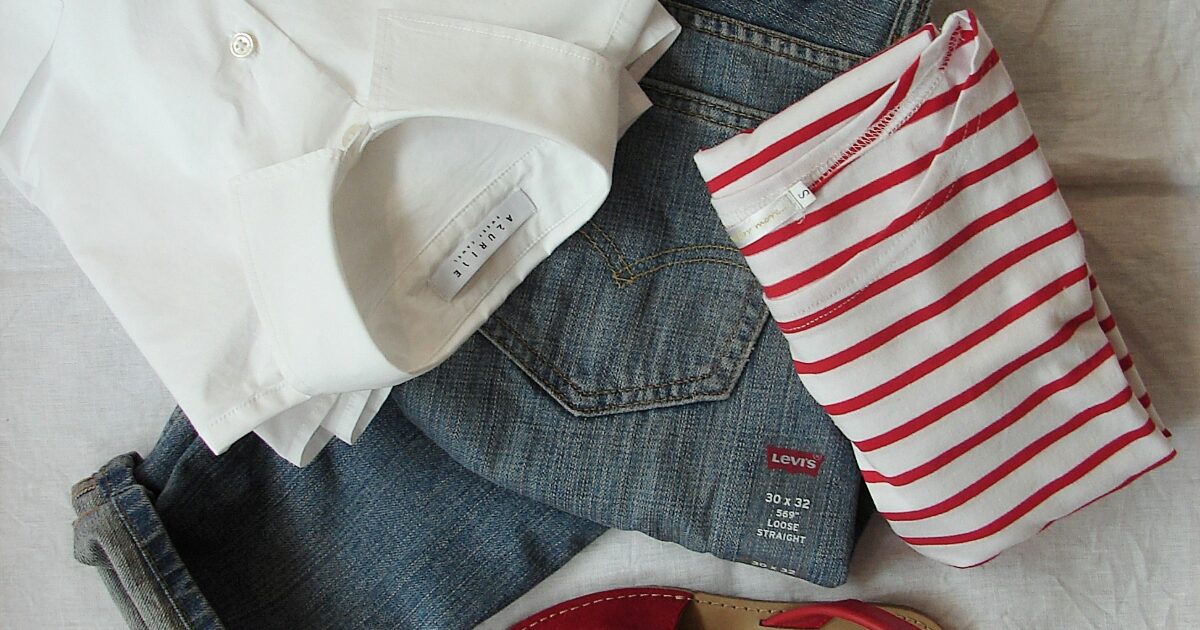 白シャツとデニムとボーダーTシャツのフラットレイ