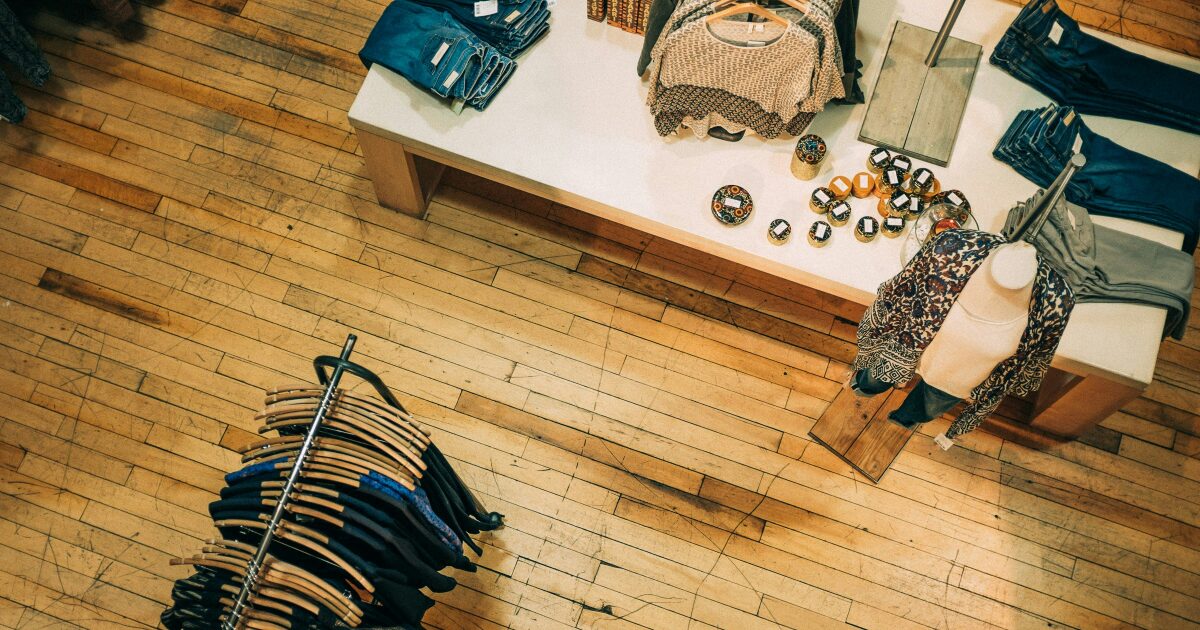 セレクトショップの店内に並ぶ洋服と雑貨