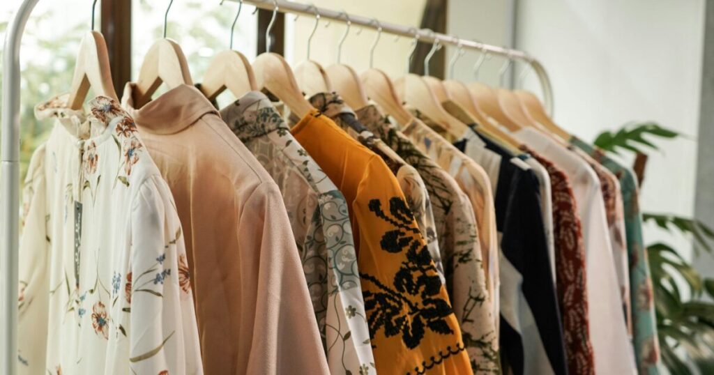 花柄や刺繍の入ったブラウスが並ぶラック