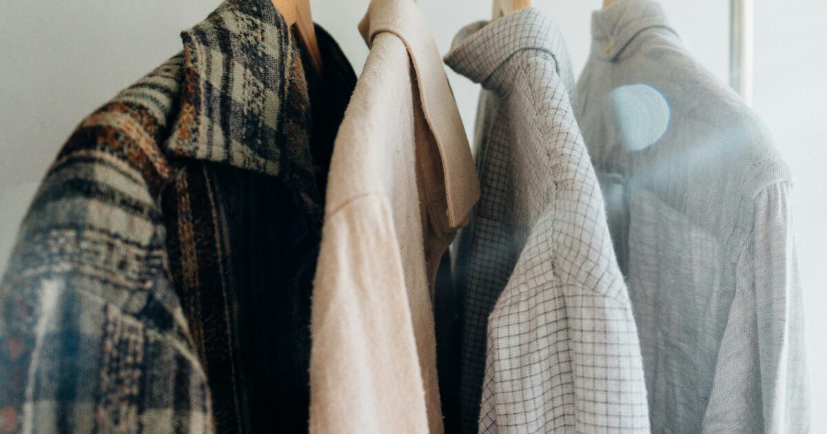 厚手の秋冬用シャツやアウターがかかったハンガー