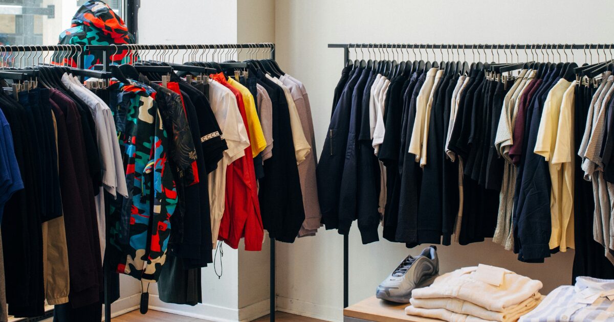 カラフルなTシャツがずらりと並ぶアパレルショップの一角