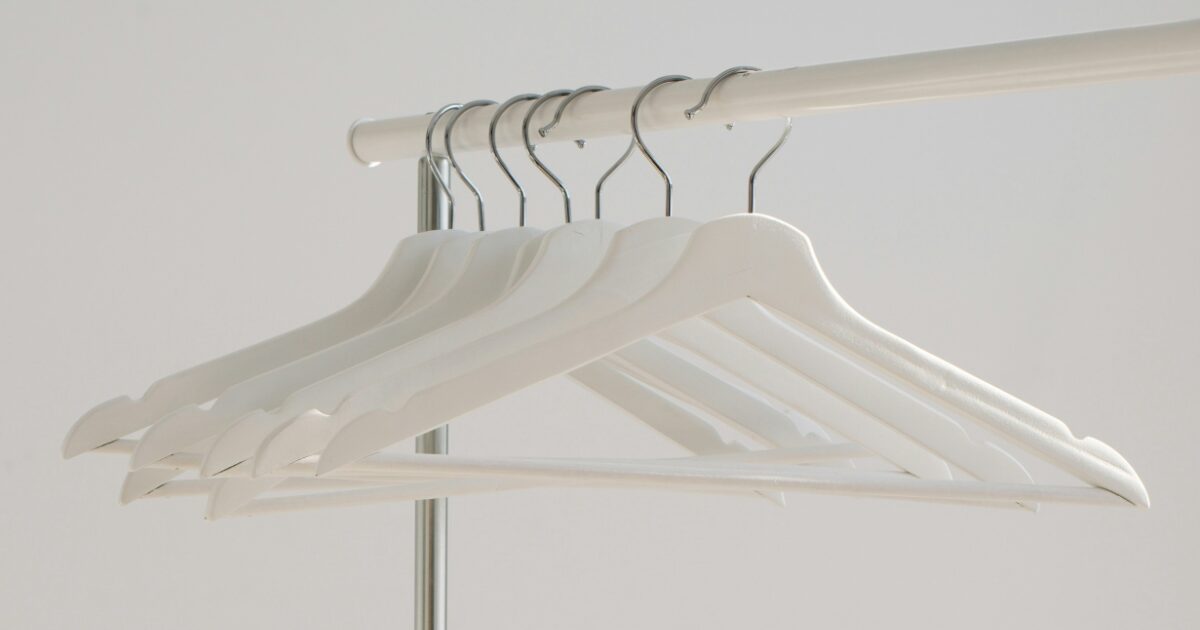 白いハンガーが整然と並ぶミニマルなディスプレイ