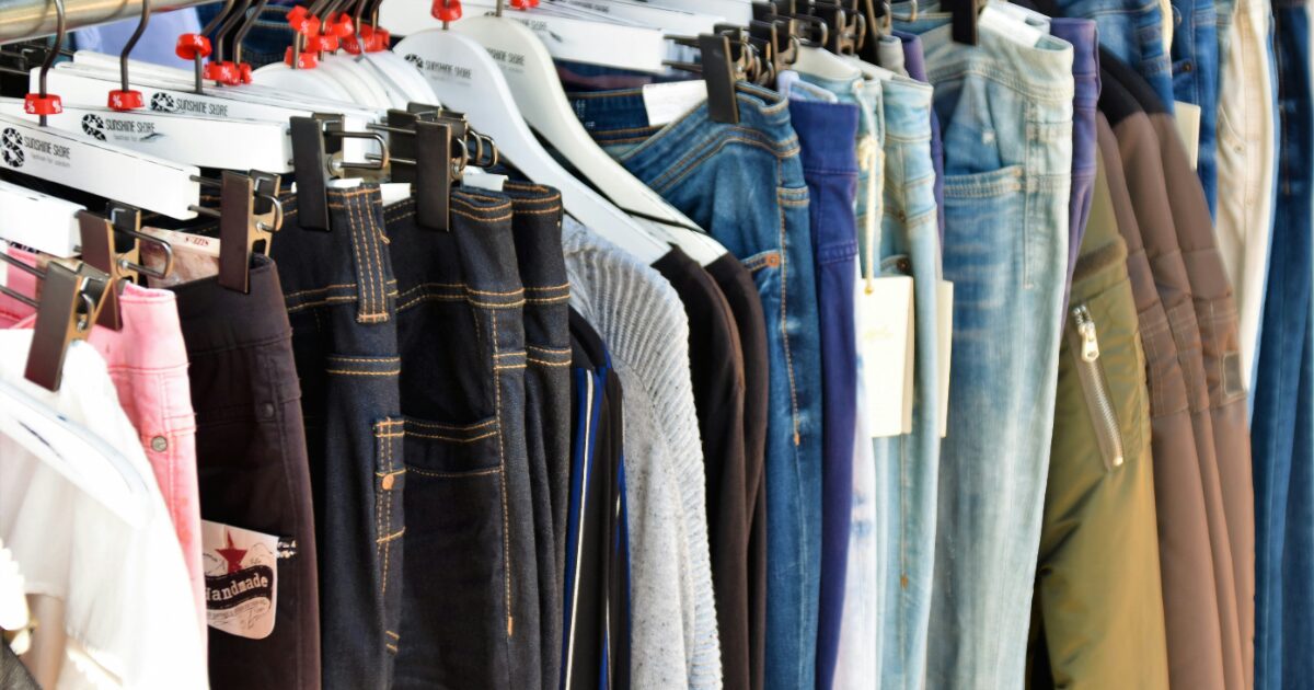 カラーバリエーション豊富なパンツが並ぶ店内ディスプレイ