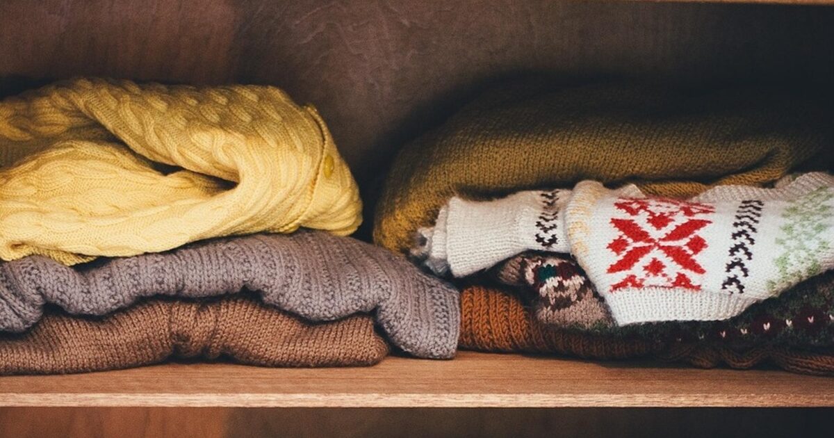 カラフルなニットが棚にきれいに畳まれて並ぶ様子