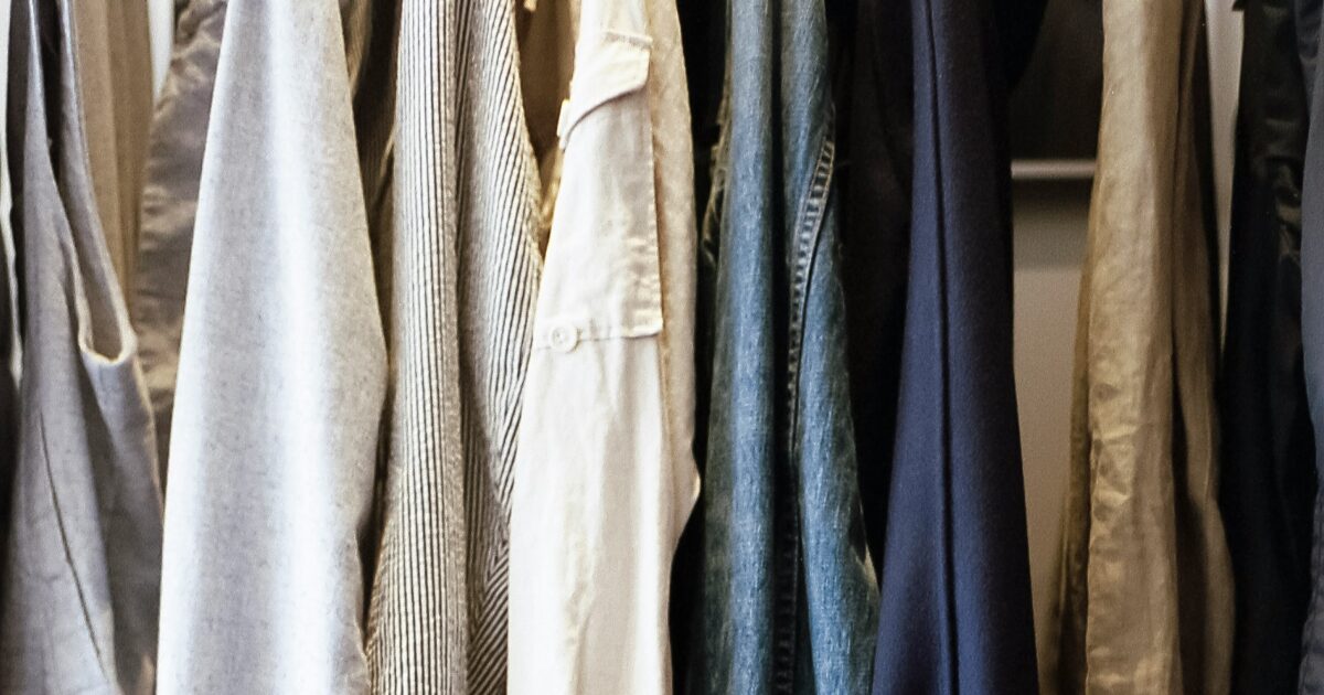 さまざまな素材と色のジャケットやシャツが並ぶクローゼット