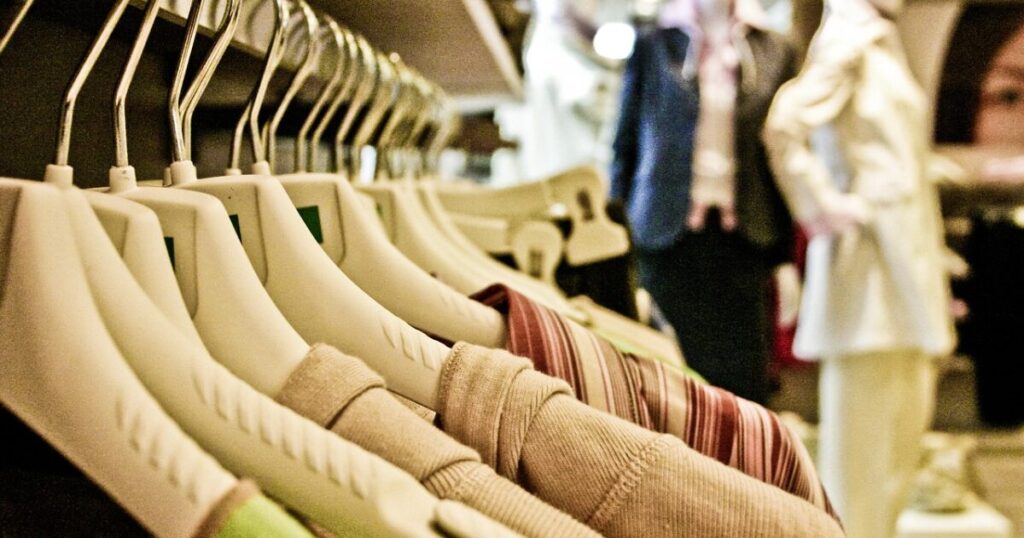 洋服店のプラスチックハンガーに並ぶカジュアルシャツ